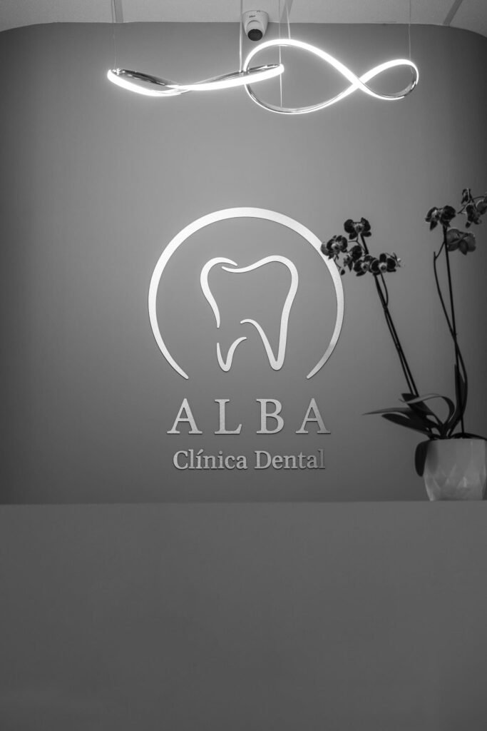Recepción moderna de Alba Clínica Dental con logotipo e iluminación elegante en Tula de Allende