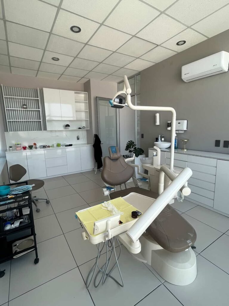 Consultorio dental principal de Alba Clínica Dental con equipo odontológico en Tula de Allende