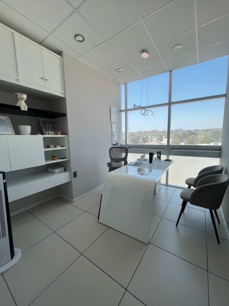 Consultorio dental moderno de Alba Clínica Dental con área de atención en Tula de Allende